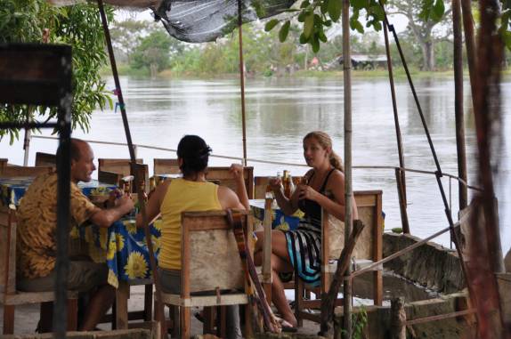 Conversando com a suiça Lili e o alemão Gandolf na orla do rio Magdalena, em Mompós, na Colômbia